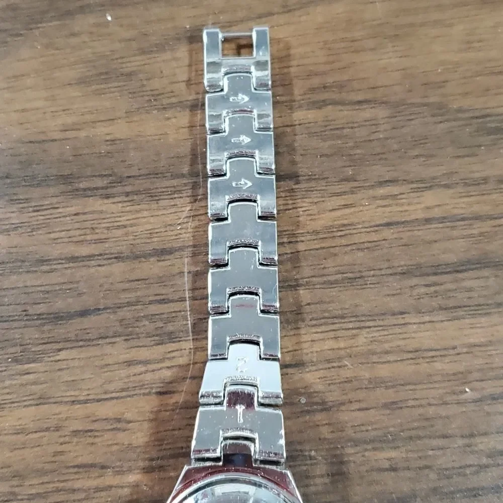 XOXO Women's Silver Watch‎ Crystals Around Watch Face Metal Band